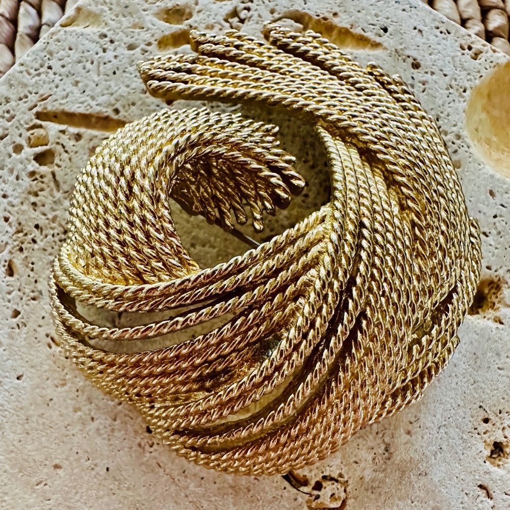 Monet Pin/Brooch Gold Tone Swirl Feather Rope Large 2.5x2”